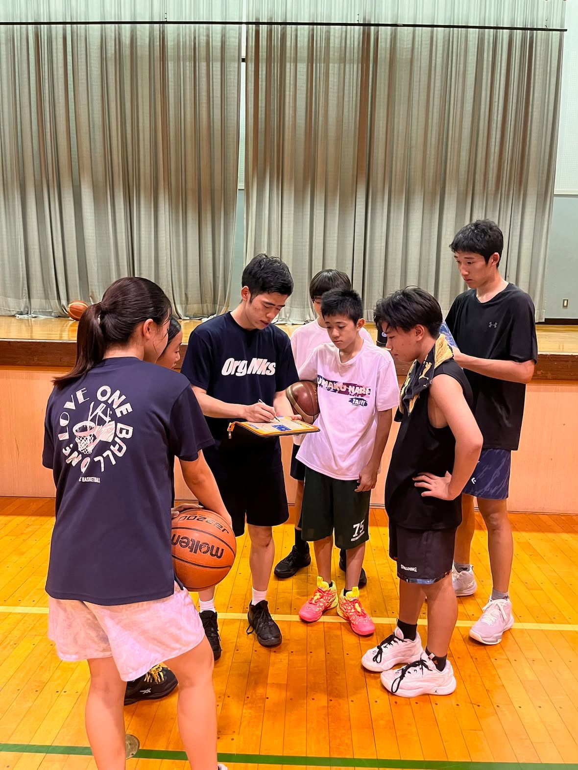 コーチが指導する様子